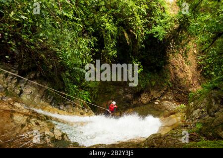 Attrezzature Per Foche Da Indossare Per La Signora Matura Che Discendono Una Cascata Foto Stock