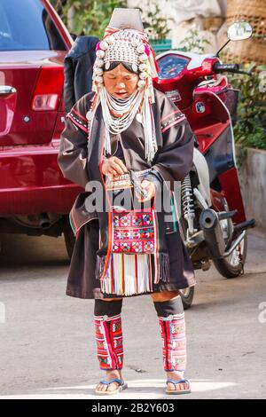 Doi Mae Salong, Thailandia -.November 29th 2011: Akha Hill tribù donna shopping sul mercato. Ci sono molti villaggi tribù di collina in questa zona. Foto Stock