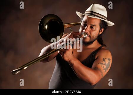 Rastafarian Man Giocando A Trombone Indossando Un Cappello Di Panama Foto Stock