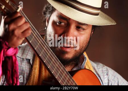 Trombone Rastafarian Man Gaming Con Cappuccio Panama Foto Stock