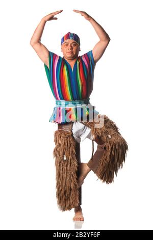 Ballerino Ecuadoriano Vestito In Formale Abito Da Montagna Llama O Antelope Pants Studio Shot Isolato A Colori Foto Stock