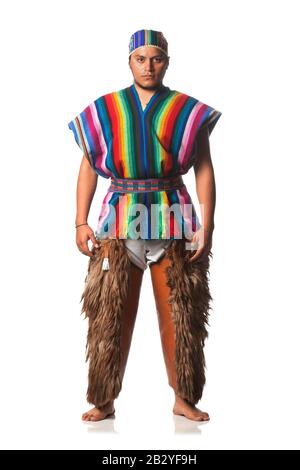Ballerino Ecuadoriano Vestito In Costume Popolare Dalle Highlands Llama O Antelope Pants Studio Shot Isolato A Colori Foto Stock