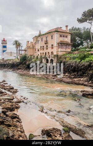 Faro di Santa Marta e la Casa de Santa Maria (Casa di Santa Maria) sull'estuario del fiume Tago, a Cascais, distretto di Lisbona, Portogallo Foto Stock