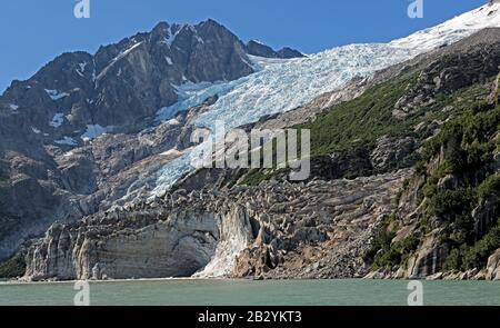 Vecchio e nuovo sul ghiaccio dell'ogiva e ghiacciai di ancoraggio nel Parco nazionale di Kenai Fjords in Alaska Foto Stock