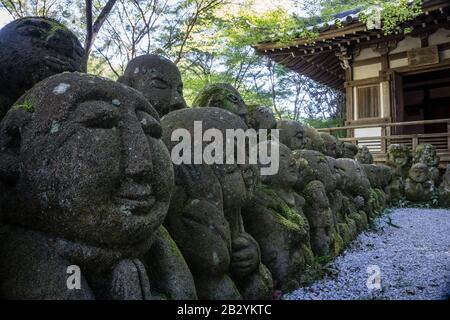 Statue Rakan che rappresentano i discepoli di Buddha a Otagi Nenbutsu-ji, un tempio buddista nell'area di Arashiyama di Kyoto, Giappone. Foto Stock