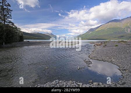 Primrose Creek lo svuotamento nel lago di Kenai nella Penisola di Kenai dell Alaska Foto Stock