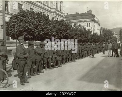 Gefangene Italiener vor dem Armee Gruppenkommando. Aufgenommen, 16 settembre 1915. Foto Stock