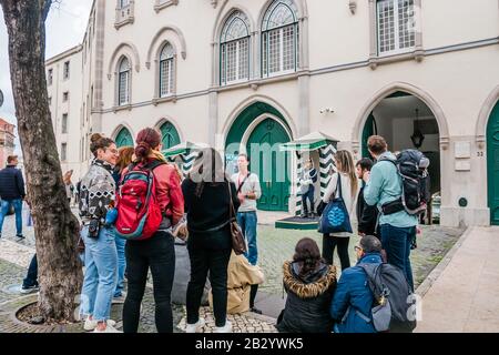 Chafariz do Carmo, una piccola piazza di fronte al famoso convento di Carmo, a Lisbona Portogallo Europa Foto Stock