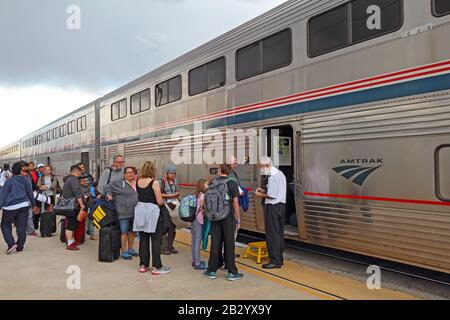 I passeggeri aspettano di presentare i loro biglietti per salire a bordo del treno Southwest Chief Amtrak per Los Angeles, California Foto Stock