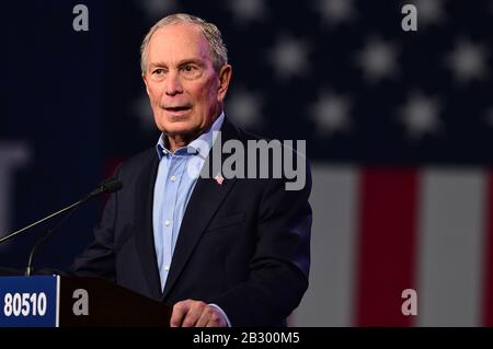 West Palm Beach, Florida, Stati Uniti. 03rd Mar, 2020. Il candidato democratico alla presidenza, l'ex sindaco di New York, Mike Bloomberg, parla al suo Super Tuesday Night Event al Palm Beach Convention Center il 03 marzo 2020 a West Palm Beach, Florida. 1.357 delegati democratici sono in gioco, in quanto gli elettori hanno espresso i loro voti in 14 stati e Samoa americane su quello che è noto come Super Martedì. Credito: Mpi10/Media Punch/Alamy Live News Foto Stock