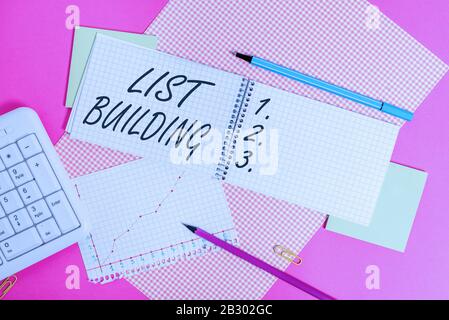 Scrittura a mano concettuale che mostra la costruzione dell'elenco. Concetto che significa database di mostrare che si può contattare con il vostro marketing messaggio Di Scrittura attrezzature e Foto Stock
