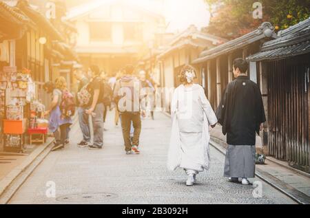 Una coppia giapponese durante il giorno del matrimonio con un kimono tradizionale che scatta foto a kyoto Foto Stock