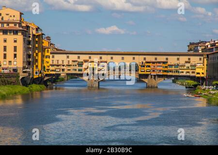 L'iconico Ponte Vecchio attraversa l'Arno a Firenze Foto Stock