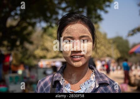 Bagan, Myanmar - 29 gennaio 2020: Ritratto di una giovane donna birmana che indossa Thanaka, una pasta cosmetica gialla sulle sue guance. Foto Stock