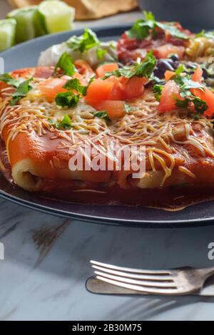 Autentico chimichanga messicano burrito con riso panna acida e fagioli neri Foto Stock