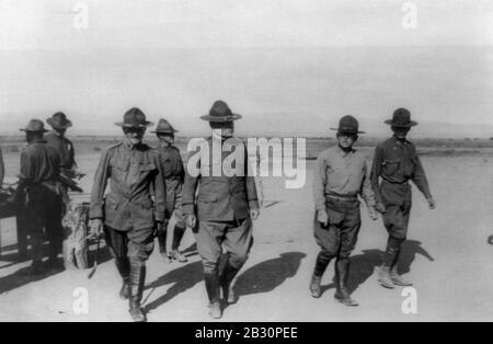 General Pershing e General Bliss ispezione del campo. Foto Stock