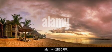 Bel tramonto a Mauritius, le Morne in una spiaggia con palme Foto Stock