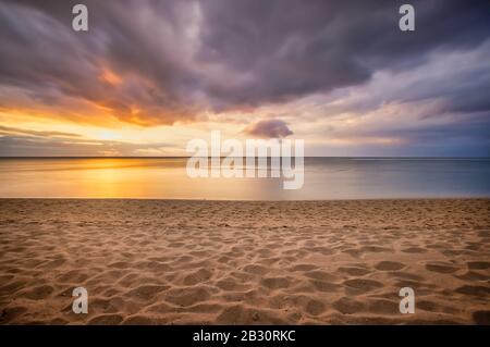 Impressionante tramonto sulla spiaggia di le Morne, Mauritius in Africa come foto di esposizione lunga. Foto Stock