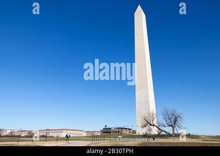 Il Washington Monument si concentra su una giornata incredibilmente limpida a Washington, D.C. Foto Stock