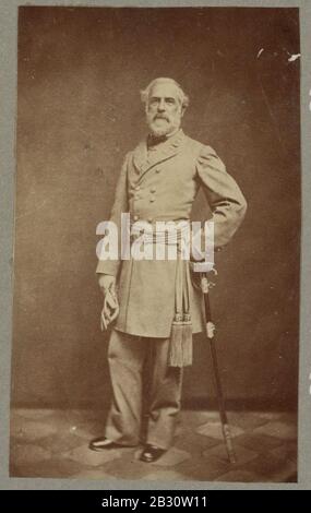 Generale Robert E. Lee, ritratto a tutta lunghezza, in piedi, fronte, con la mano sinistra in vita, sulla spada, indossando uniforme militare Foto Stock