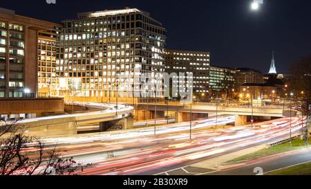 Interstate 395 attraverso il centro di Washington D.C. visto in una notte intensa, lunga esposizione. Foto Stock