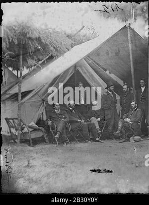 Generale Ulysses S. Grant E Personale Di Otto; Riconosciuto- - Capt. William. Mck. Dunn, Colonnello Ely S. Parker, Generale John A. Rawlins. (399602218). Foto Stock