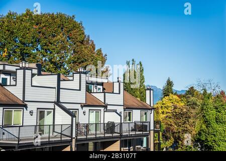 Cima di un nuovo edificio residenziale su sfondo blu cielo Foto Stock