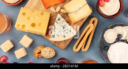 Piatto di formaggi, colpo panoramico in alto. Formaggio blu, formaggio di capra, formaggio olandese e altri, sparato dall'alto Foto Stock