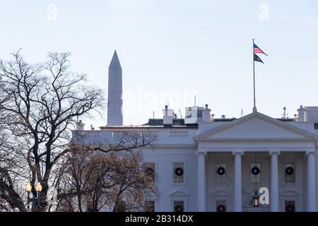 Primo piano della Casa Bianca, lato nord visto in una giornata limpida con il Washington Monument sullo sfondo. Foto Stock