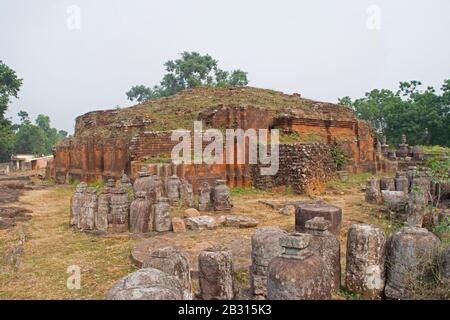 Uno stupa di mattoni in un cattivo stato di conservazione con piccoli stupa votivi vicino al monastero n. 1, 9th ° secolo DC, sito buddista, Ratnagiri, Orissa Foto Stock