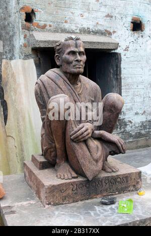 Una scultura di un tipico uomo Odiya nel villaggio di Udayagiri, Orissa Foto Stock