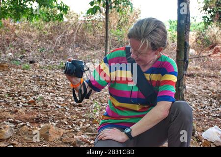 Ritratto della giovane donna che scatta foto nella natura Foto Stock