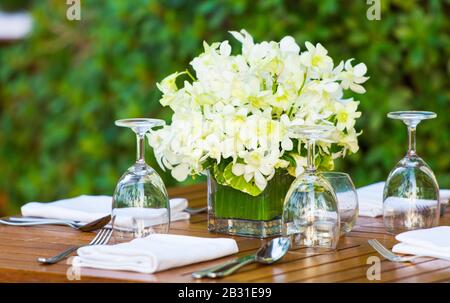ricevimento di nozze decorato sul tavolo del ristorante per celebrare la cerimonia dell'anniversario. Foto Stock