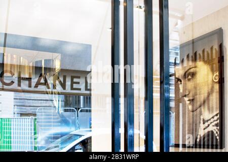 Il negozio Chanel è un omaggio al grande Coco Chanel. È come visitare un museo quando si è a Parigi. Foto Stock