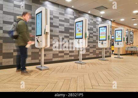 Punto di ordinazione del cibo al ristorante McDonald's a Cambridge, Inghilterra. Foto Stock