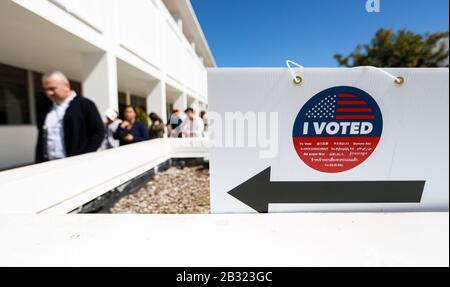 (200304) -- PECHINO, 4 marzo 2020 (Xinhua) -- Gli Elettori si allineano per lanciare ballots ad una stazione di scrutinio a Los Angeles, California, gli Stati Uniti, 3 marzo 2020. PER ANDARE CON XINHUA IN PRIMO PIANO DEL 4 MARZO 2020. (Xinhua/Li Ying) Foto Stock