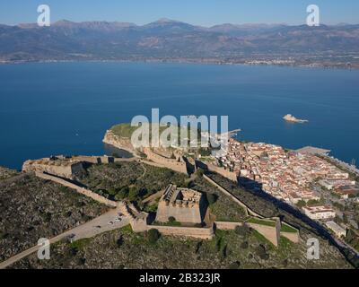 VISTA AEREA. Fortezza di Palamidi che domina la città di Nafplio. Argolis, Peloponneso, Grecia. Foto Stock