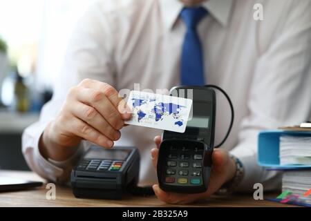 Man mostra la carta di credito offerte terminale scegliere Foto Stock