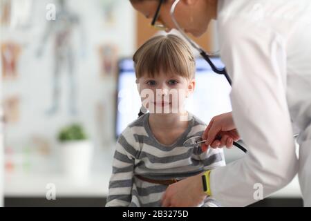 Ragazza allegra che guarda l'ufficio medico Foto Stock