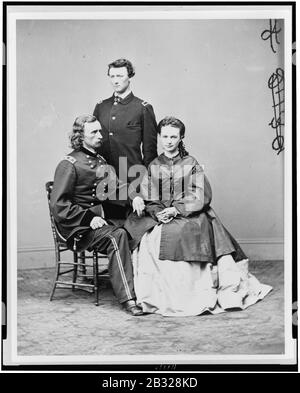 George Armstrong Custer, in uniforme, seduto con sua moglie, Elizabeth ‘Libbie‘ Bacon Custer, e suo fratello, Thomas W. Custer, in piedi Foto Stock