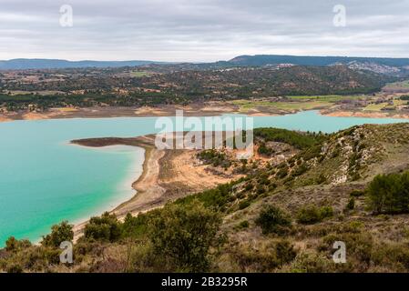 Riserva di Buendia con acque turchesi in primavera. Regione La Alcarria, Spagna Foto Stock