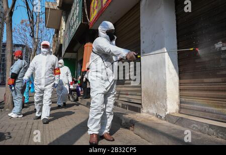 (200304) -- PECHINO, 4 marzo 2020 (Xinhua) -- Volontarii effettuano lavori di disinfezione nel distretto di Jiang'an di Wuhan, provincia centrale della Cina Hubei, 9 febbraio 2020. (Xinhua/Cheng Min) Foto Stock