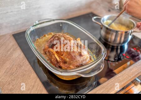 Anatra arrosto fatta in casa in forno. Anatra croccante intero arrosto. Foto Stock