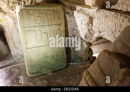 Rabat, Malta 02/05/2020 Iscrizione all'antica lapide delle catacombe di San Paolo Foto Stock