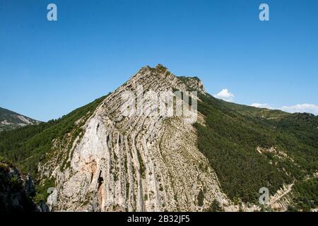 Un famoso punto turistico sotto il cielo blu, Rocher de la Baume a Sisteron, Francia meridionale. Foto Stock