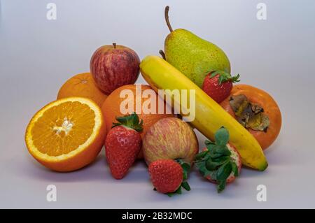 Fragola, Mela, Banana, Pera Di Roccia, Arancione, Persimmon. Frutta varia essenziale per una dieta sana ed equilibrata. Foto Stock