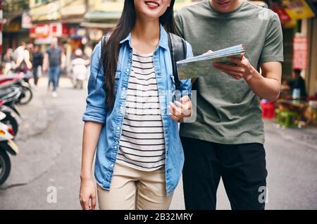 Un paio di turisti che usano la mappa durante le visite turistiche Foto Stock