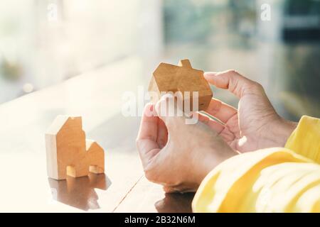 Bene immobile cliente mano scegliere modelli domestici per decidere le decisioni di acquisto. Compratore e venditore offre un prestito per costruire una casa. Offerta agente di vita familiare Foto Stock