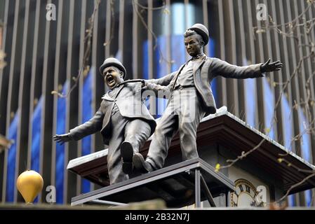 Londra, Inghilterra, Regno Unito. Percorso della statua di 'Scene in Piazza' - Laurel e Hardy Foto Stock