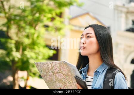 Donna vietnamita alla ricerca della sua destinazione Foto Stock